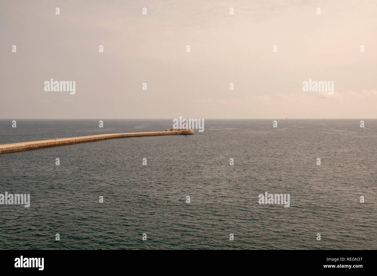 St Elmo faro e frangiflutti stretching ponte nel Mediterraneo dal Forte di Sant'Elmo a La Valletta, Malta. Foto Stock