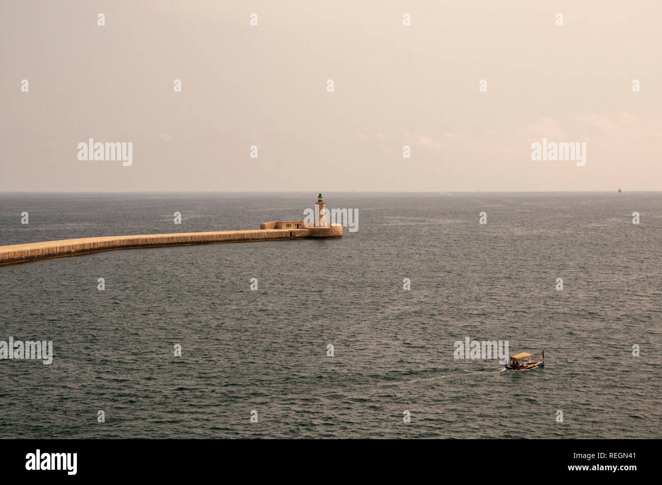 St Elmo faro e frangiflutti stretching ponte nel Mediterraneo dal Forte di Sant'Elmo a La Valletta, Malta. Foto Stock