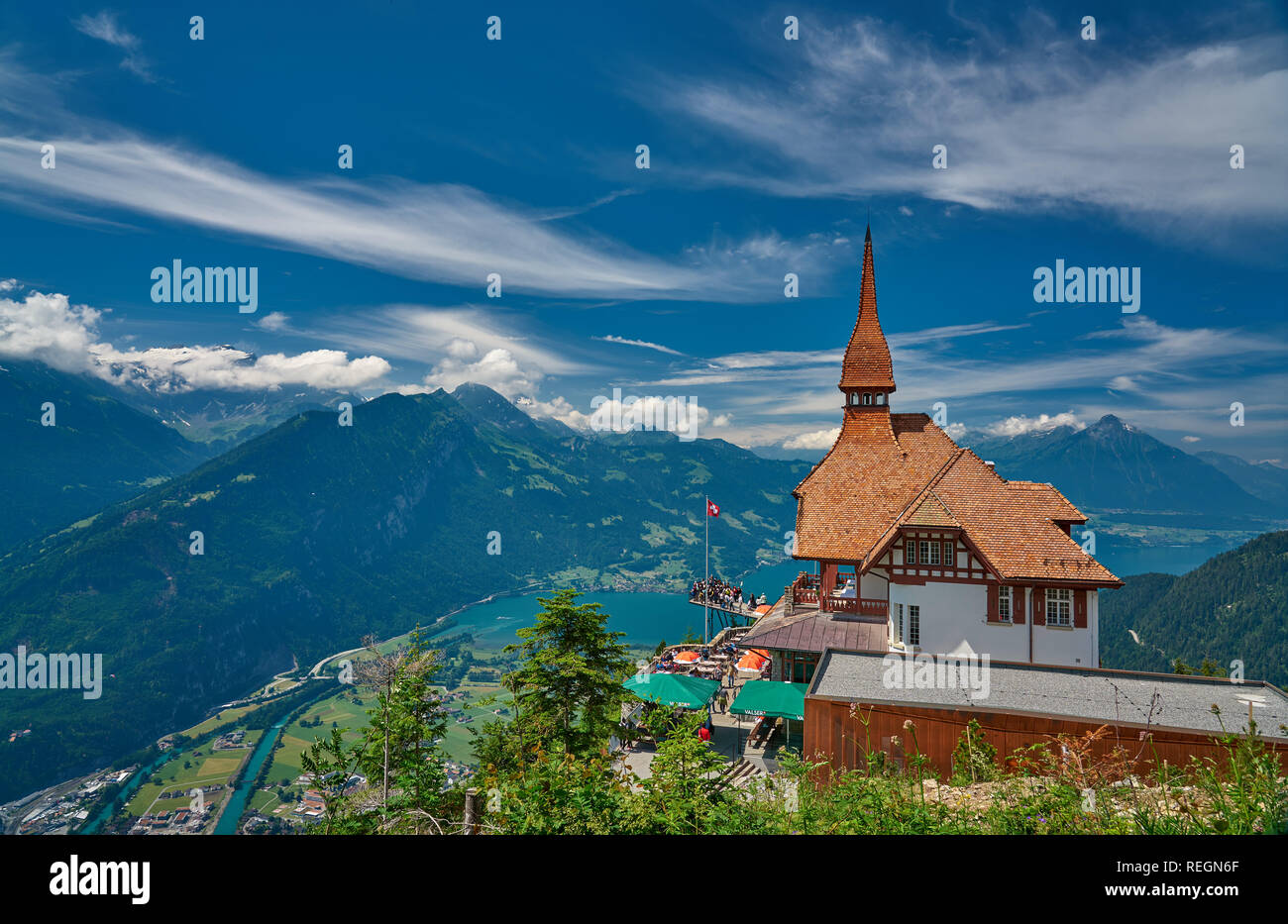 Punto di osservazione più duro delle Alpi Svizzere con sfondo del Lago Thun (Thunersee) e le alte montagne, Interlaken, Svizzera Foto Stock
