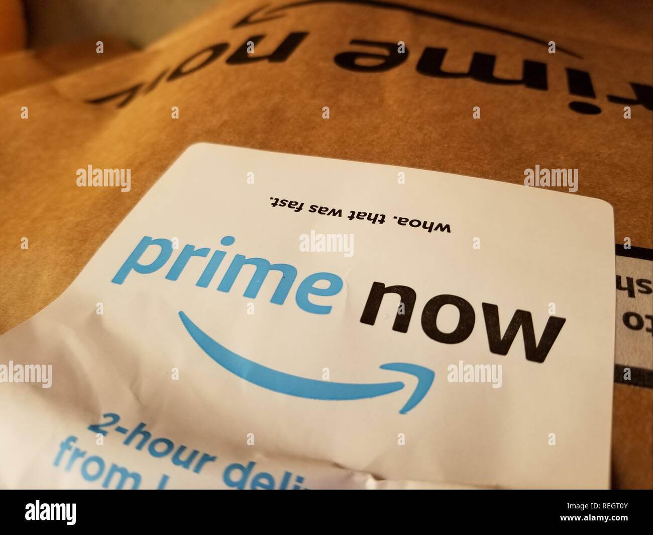 Close-up di borsa con logo per il primo ora a breve termine il servizio di consegna di perfezione del Amazon, San Ramon, California, 7 novembre 2018. () Foto Stock