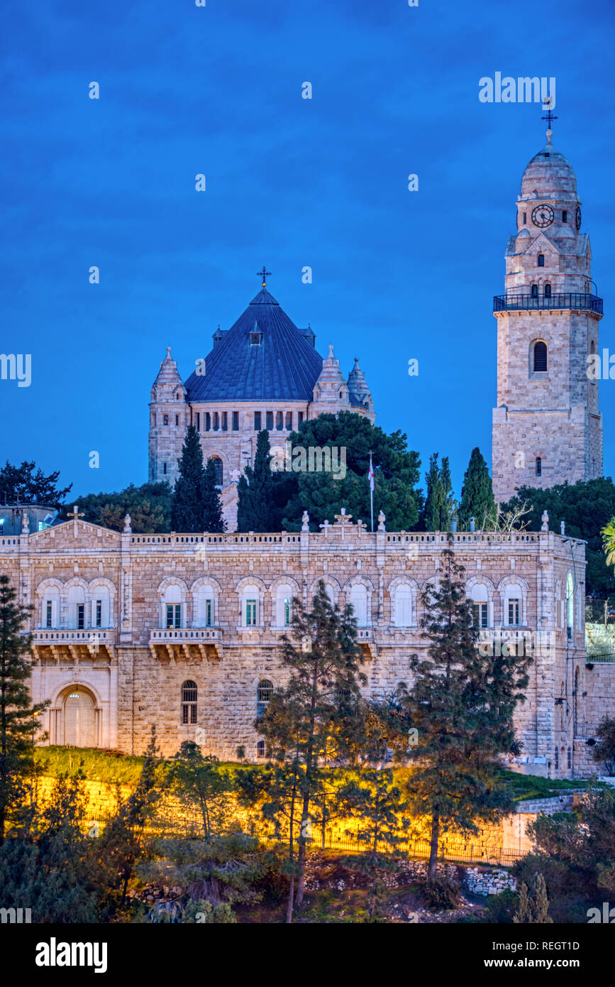 Veduta della chiesa della Dormizione sul monte Sion e a Gerusalemme, Israele. Basilica, memoriale di notte Foto Stock