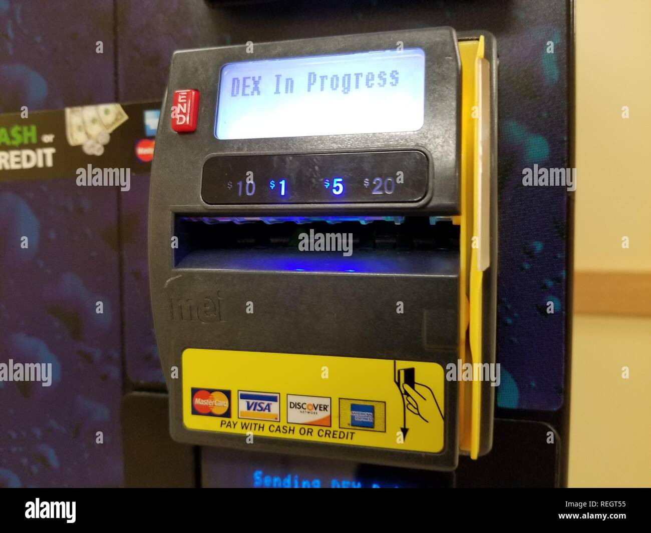 Lettore di carte di credito su un distributore automatico con la lettura del messaggio "ex in Progress', facendo riferimento ai dati di protocollo di scambio, una comunicazione elettronica fornendo standard di audit e i dati di contabilità da remoto distributori automatici, 3 gennaio 2019. () Foto Stock