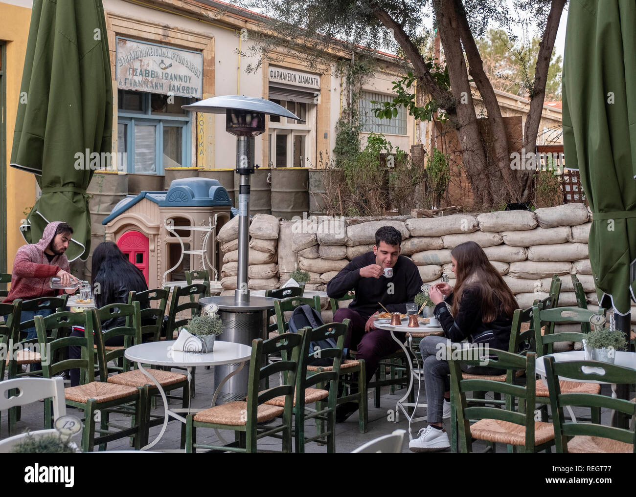 Un cittadino greco-cipriota street cafe accanto alla zona di buffer appena fuori Ledra Street, nel centro di Nicosia, Cipro Foto Stock