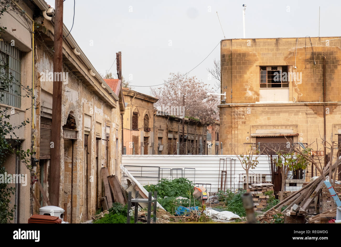 Vista su tutta la zona di buffer nel centro di Nicosia, Cipro, questo segna la linea verde tra il greco e turco di parti di questa città divisa. Foto Stock