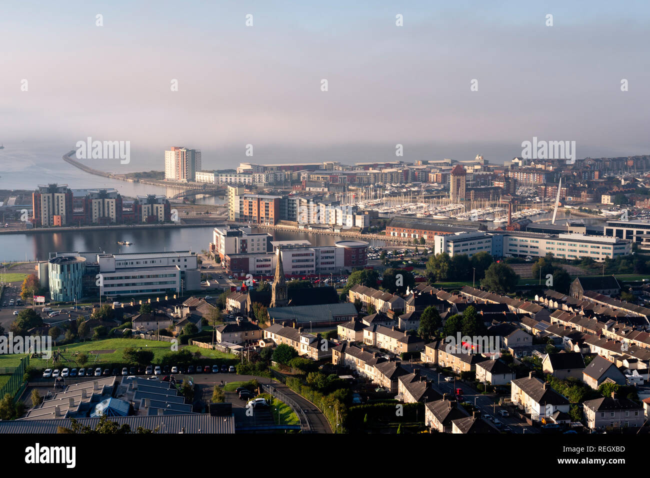 Panoramica di Swansea City inclusa Marina Meridian Quay Swansea Wales nella nebbia Foto Stock