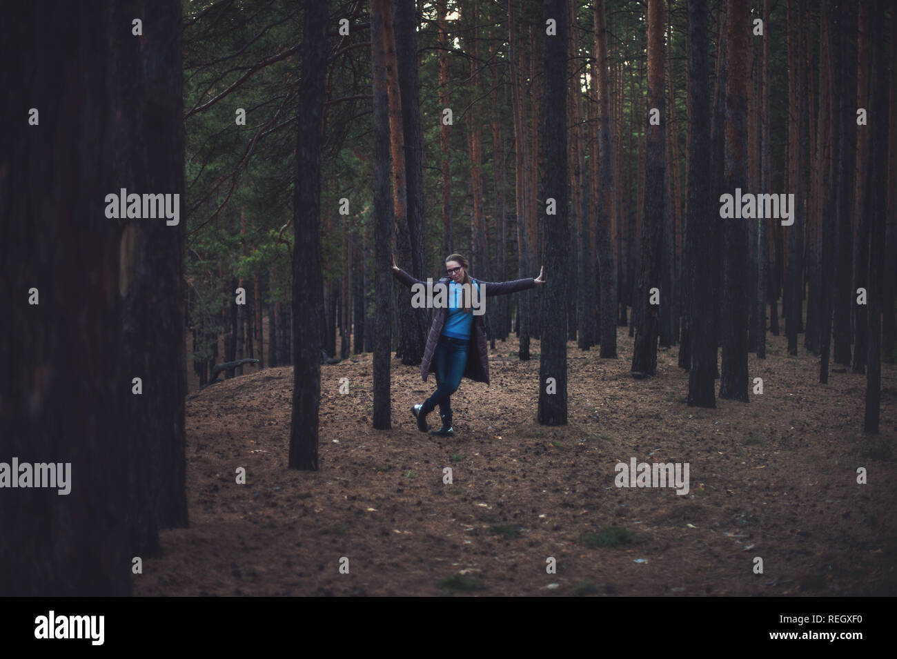 Donna in autunno foresta scura Foto Stock