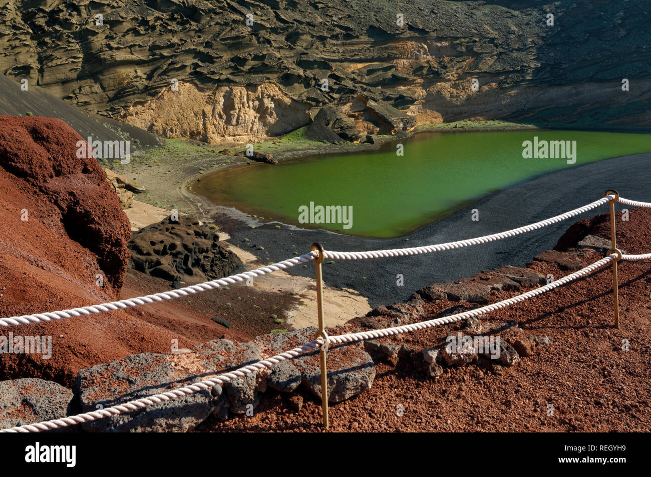 Charco de los Ciclos, lago verde causata da alghe, El Golfo, Lanzarote, Isole Canarie, Spagna. Foto Stock