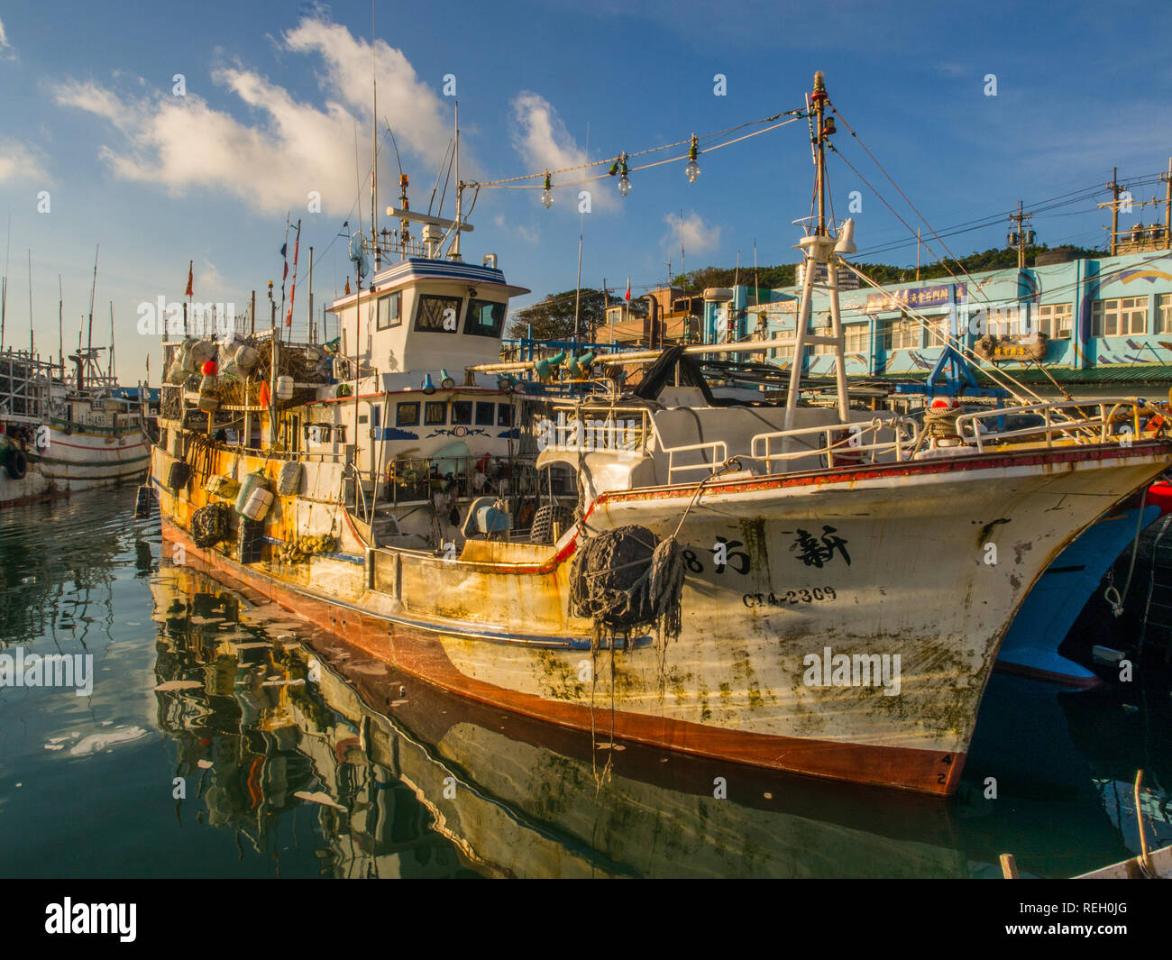 Fuji, Taiwan - Ottobre 03, 2016: barche da pesca di diverse dimensioni in Fuji porto di pescatori. Porto di pesca Foto Stock