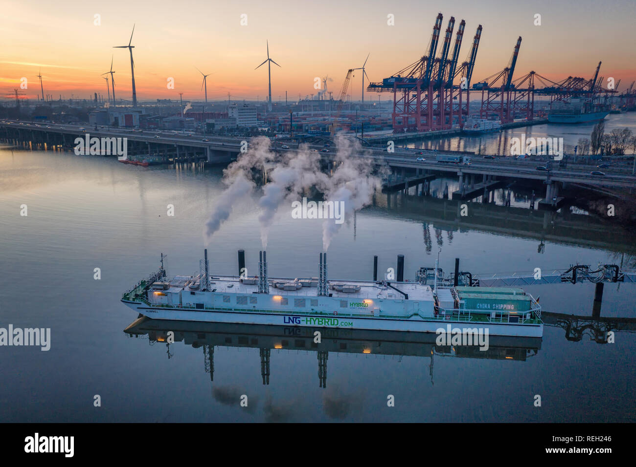 Il Hummel LNG chiatta ibrido sul suo posto di ormeggio nel porto di Amburgo. Essa è stata sviluppata al fine di fornire energia pulita per navi da crociera che giace nel porto. Foto Stock