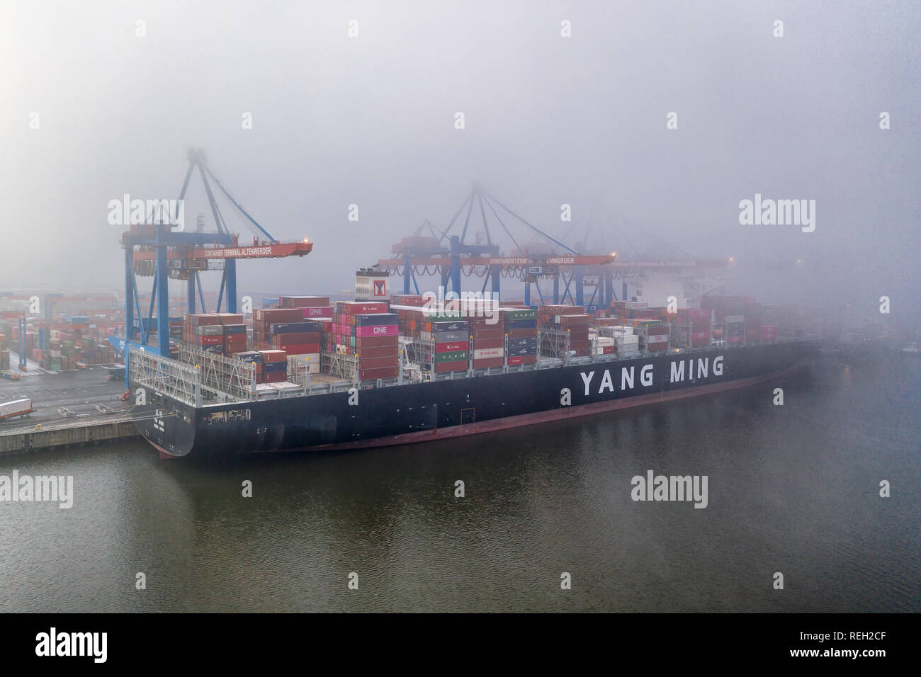 Yang Ming la nave portacontainer 'YM Wind" di Amburgo Foto Stock