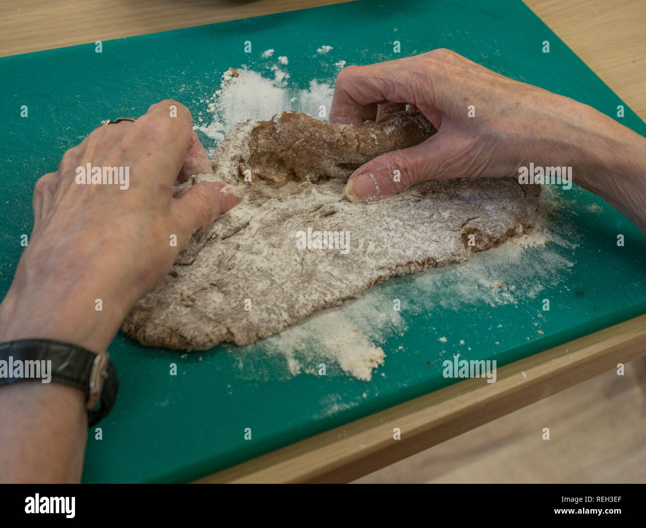 Donna anziana gli impasti e la preparazione di biscotti di Natale Foto Stock