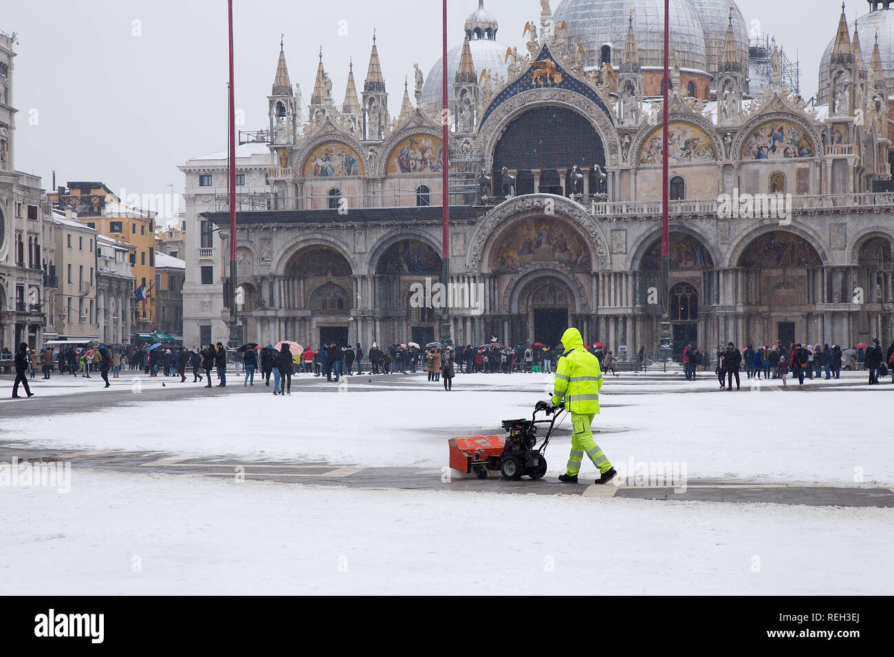 Ow a Venezia, lavoratori pulire la neve su Piazza San Marco, Venezia, Italia Foto Stock