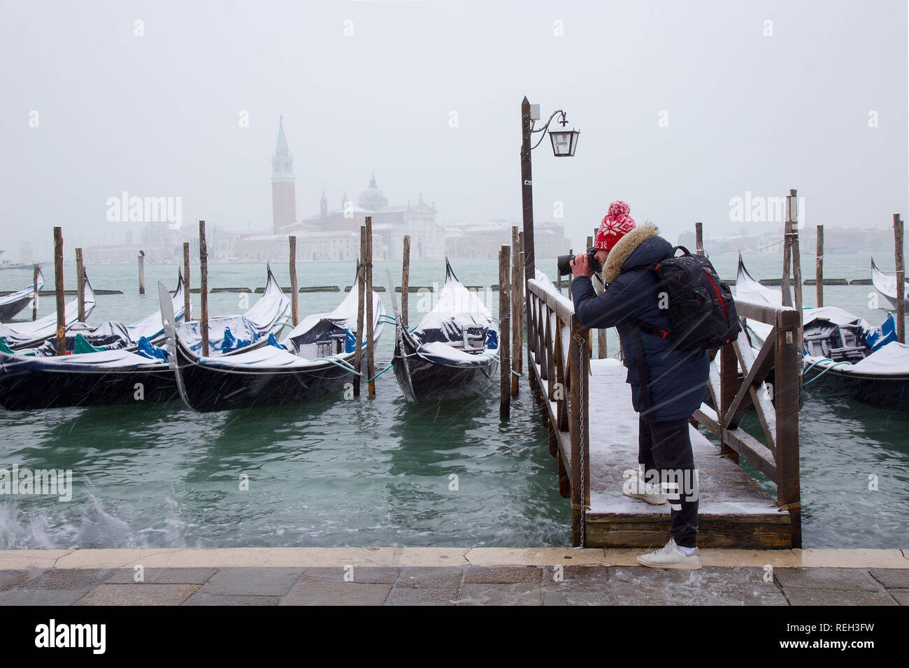 Venezia nella neve con il fotografo di scattare le foto nevoso gondole veneziane, Italia Foto Stock