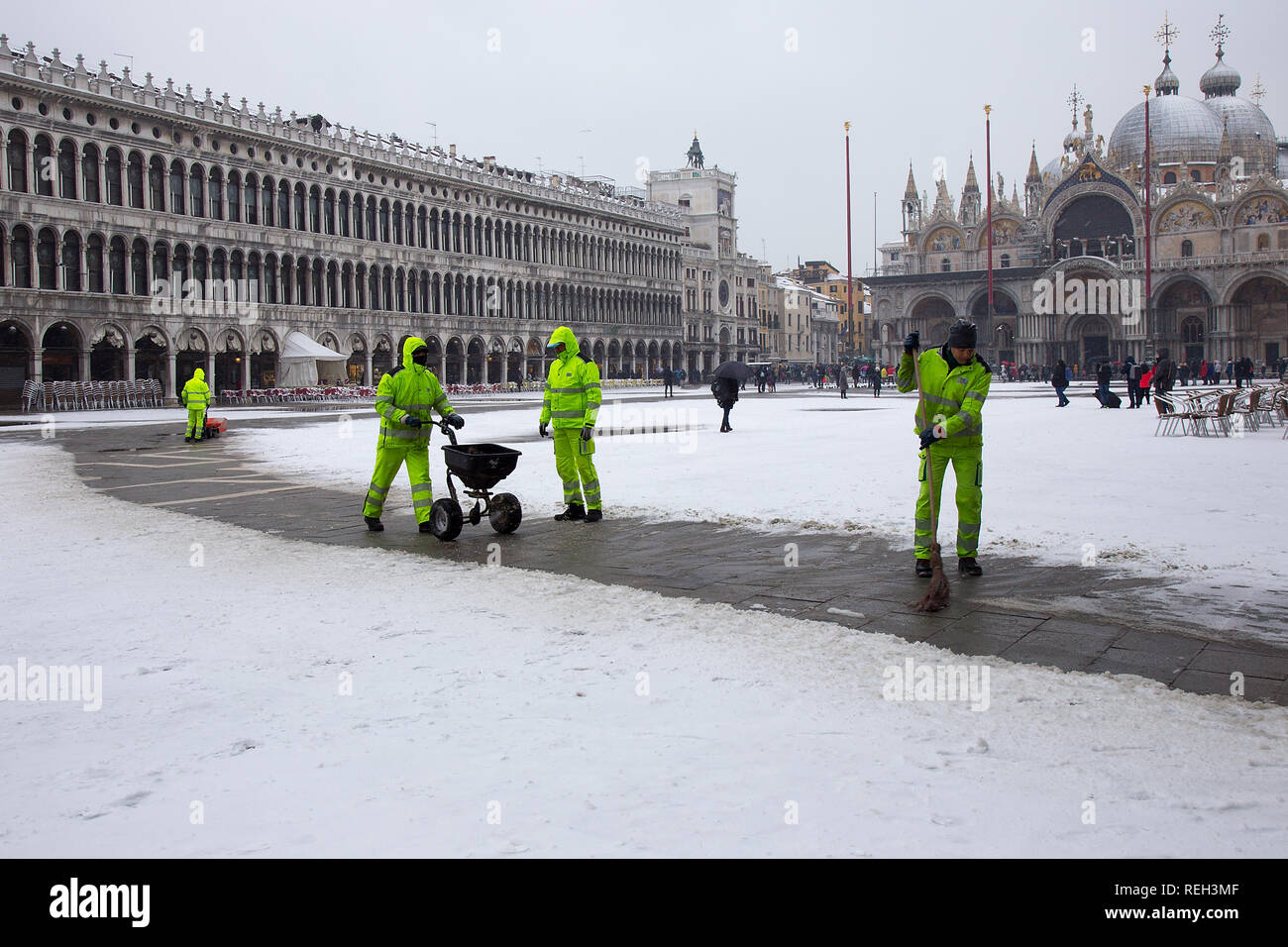Ow a Venezia, lavoratori pulire la neve su Piazza San Marco, Venezia, Italia Foto Stock