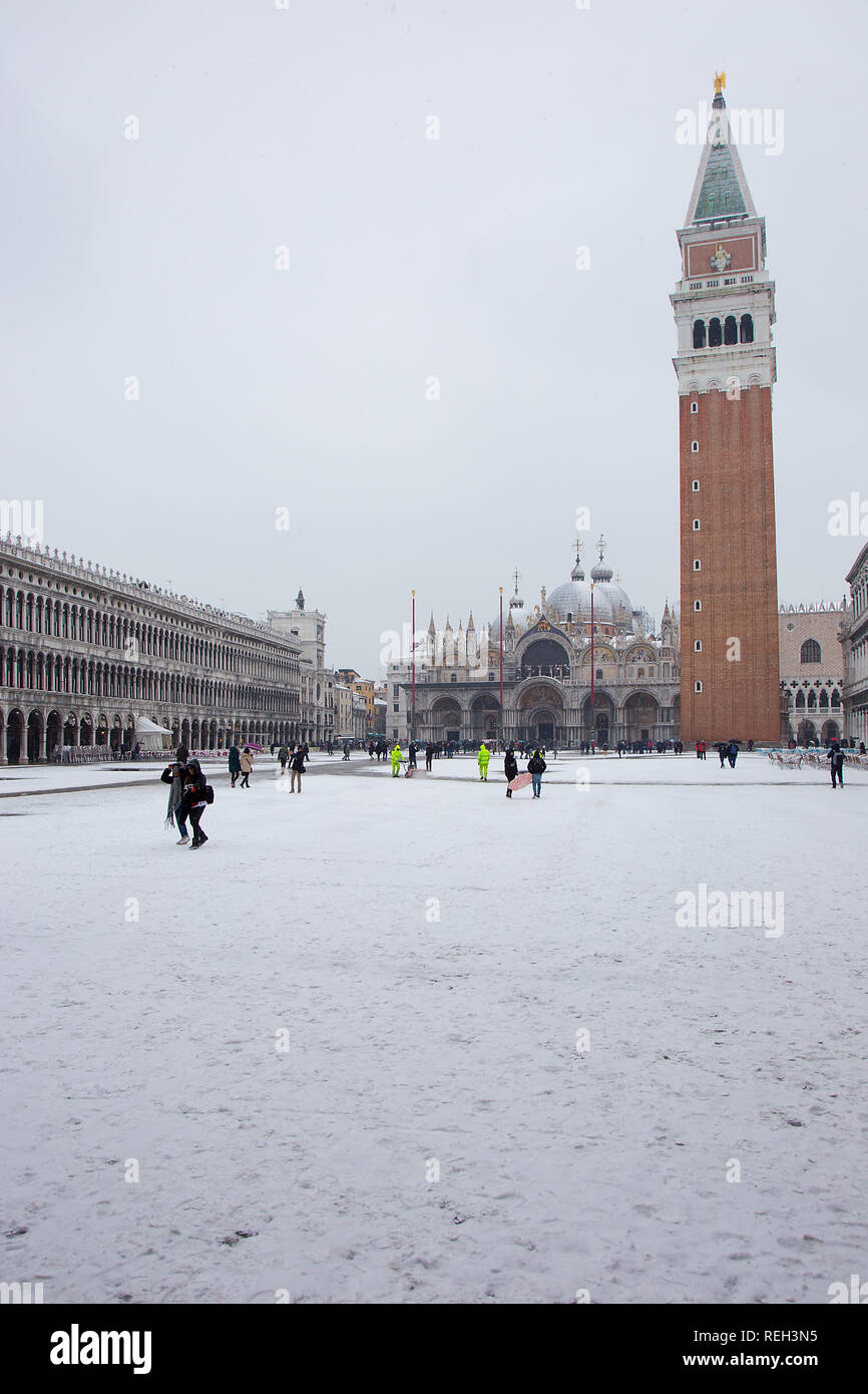 Neve a Venezia, persone wolking su Piazza San Marco, Palazzo Ducale, San Marco Campanile, Venezia, Italia Foto Stock