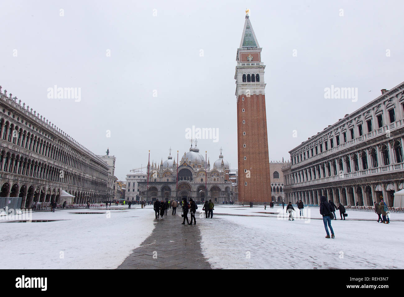 Neve a Venezia, persone wolking su Piazza San Marco, Palazzo Ducale, San Marco Campanile, Venezia, Italia Foto Stock