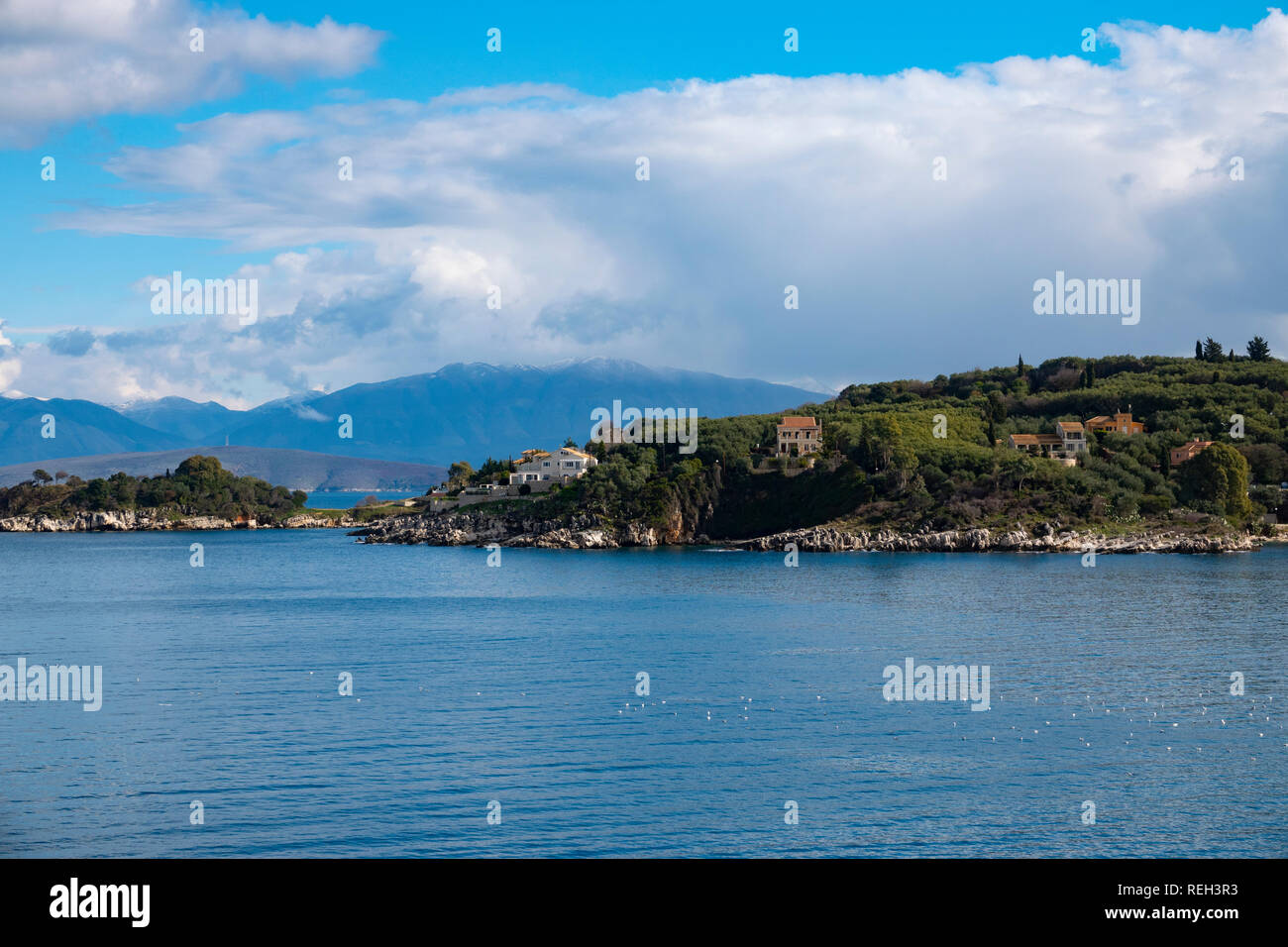 Europa Grecia Corfu east coast bay guardando verso l'Albania Foto Stock