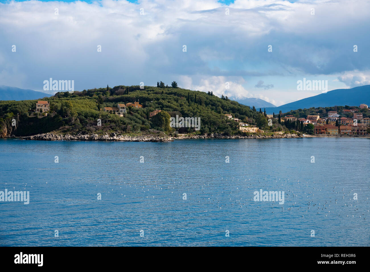 Europa Grecia Corfu east coast bay guardando verso l'Albania Foto Stock