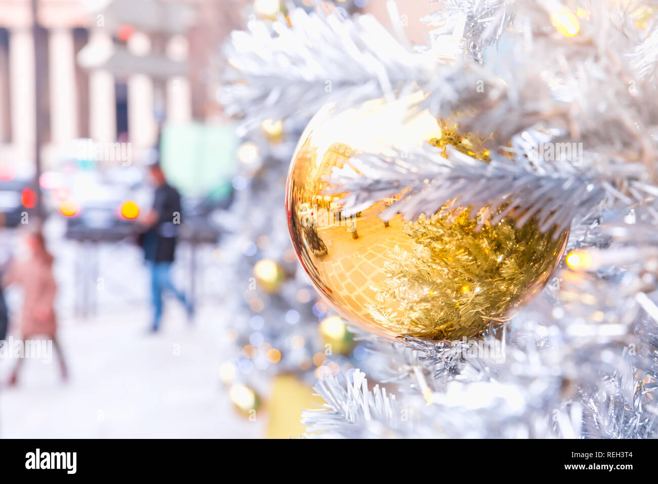 Golden palla di Natale a Parigi, Francia Foto Stock