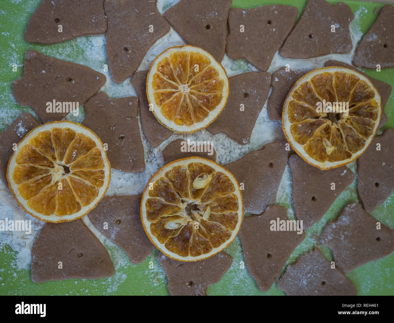 Background e texture. Essiccato fettine di arancia e Panpepato sono in attesa per il periodo di Natale Foto Stock