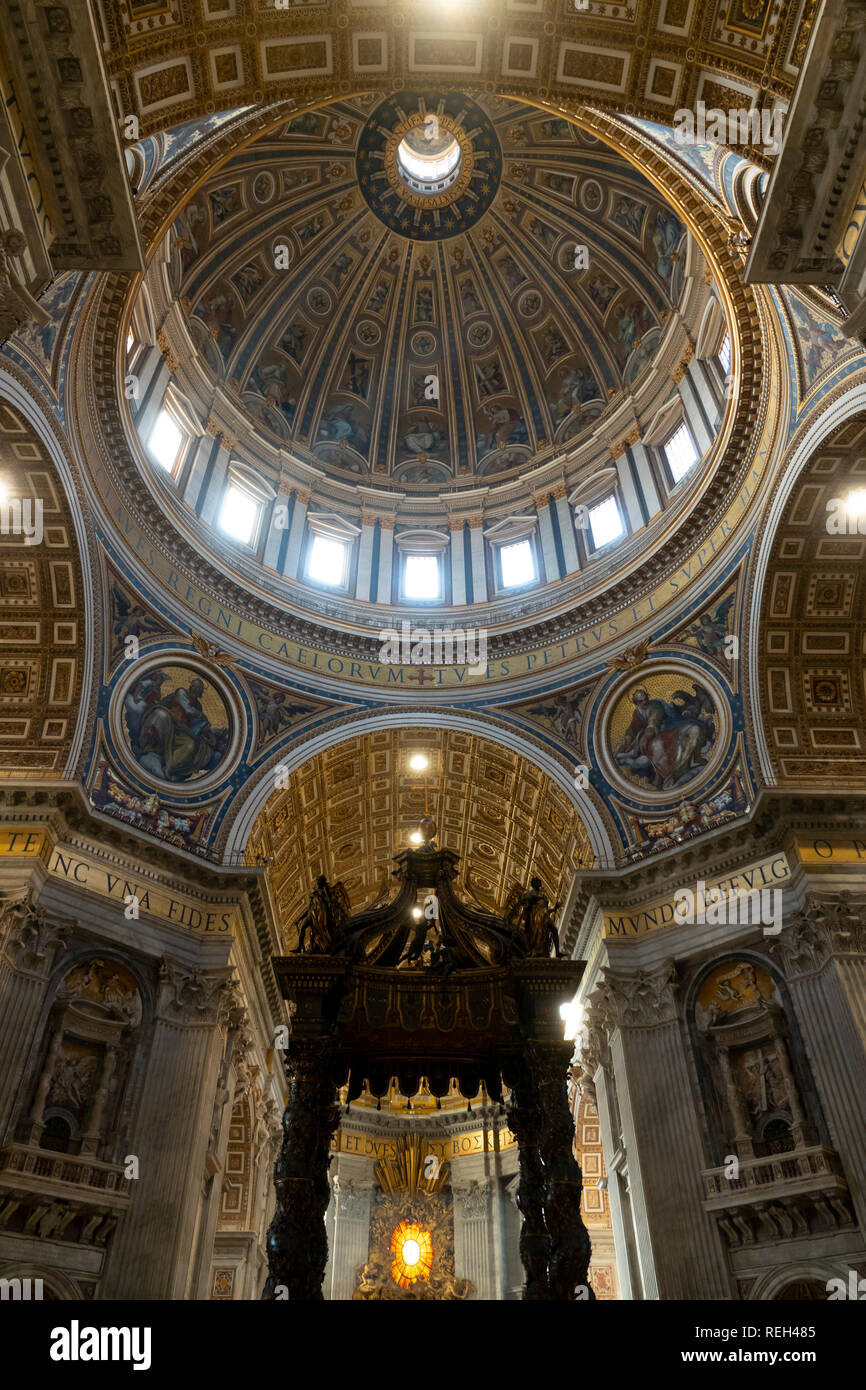 Roma Città del Vaticano St Basilica di San Pietro soffitto interno Papa cattolico Foto Stock