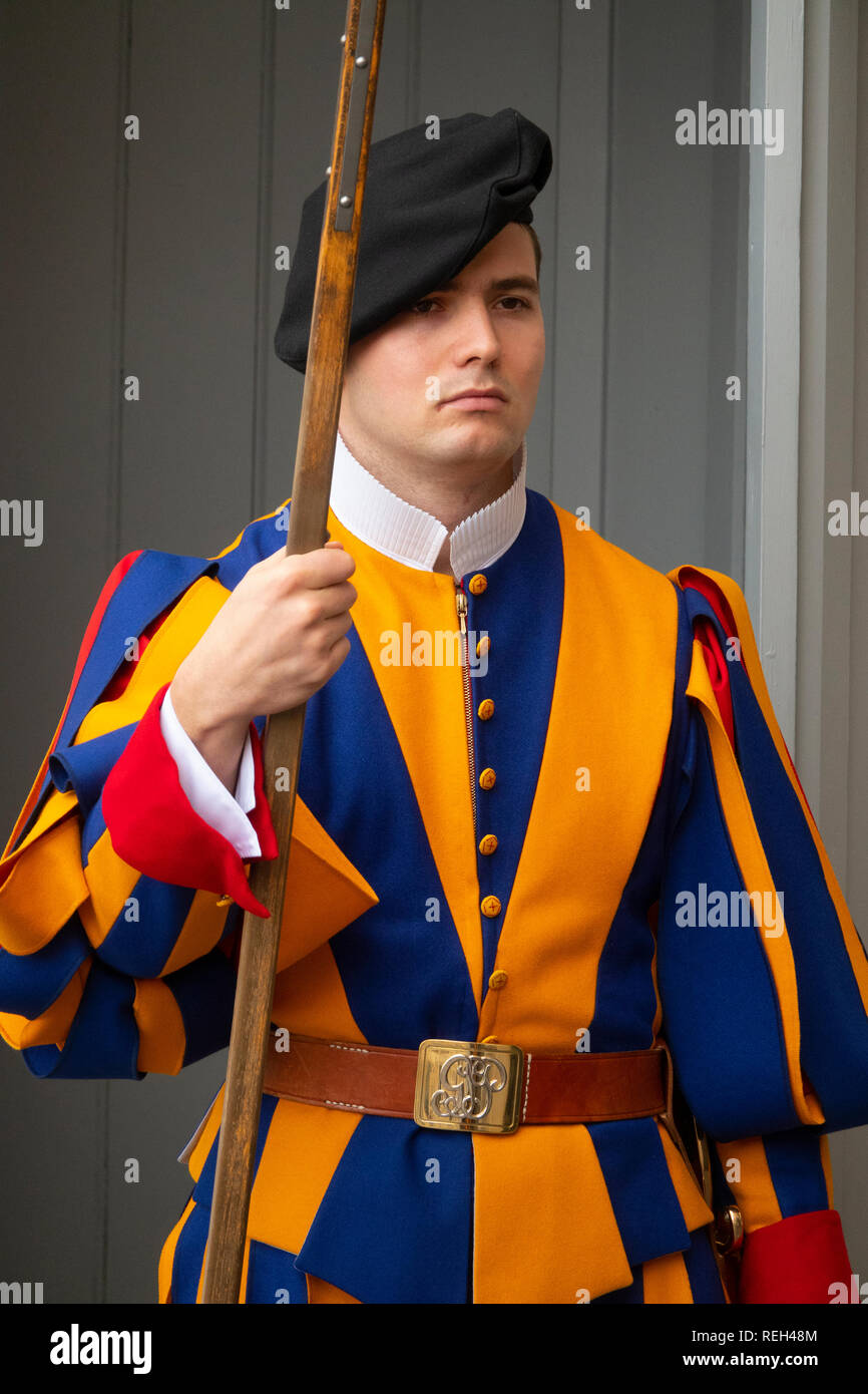 Europa Città del Vaticano Guardia Svizzera presso il pronto accanto alla Basilica di San Pietro Foto Stock
