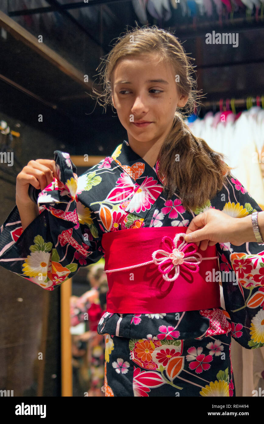 Una bella ragazza in un kimono. Il kimono è il tradizionale abito indossato  popolare in Giappone.ragazza europea in kimono.Ritratto di bambina indossa  tradizionale giapponese Foto stock - Alamy