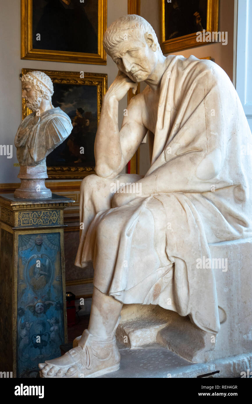 Italia Roma Galleria Galleria Spada Palazzo statua del filosofo greco Aristotele in una seduta pensando pongono Foto Stock