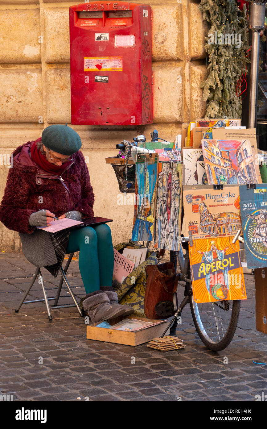 Italia Roma donna artista vendendo i suoi piccoli dipinti con la sua bicicletta vicino al Pantheon Foto Stock