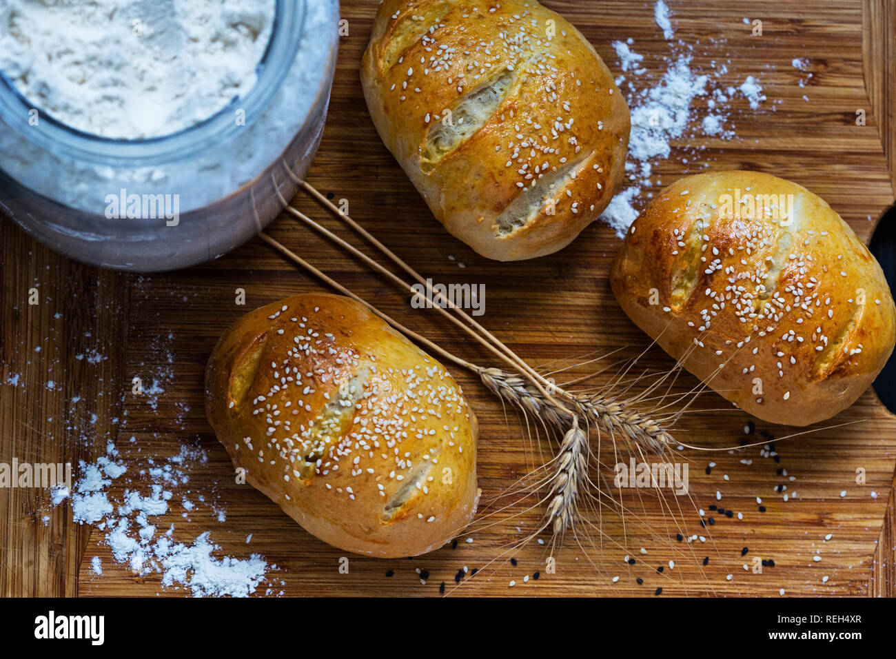 Mini il pane fatto in casa con grani di sesamo, appena cotta Foto Stock
