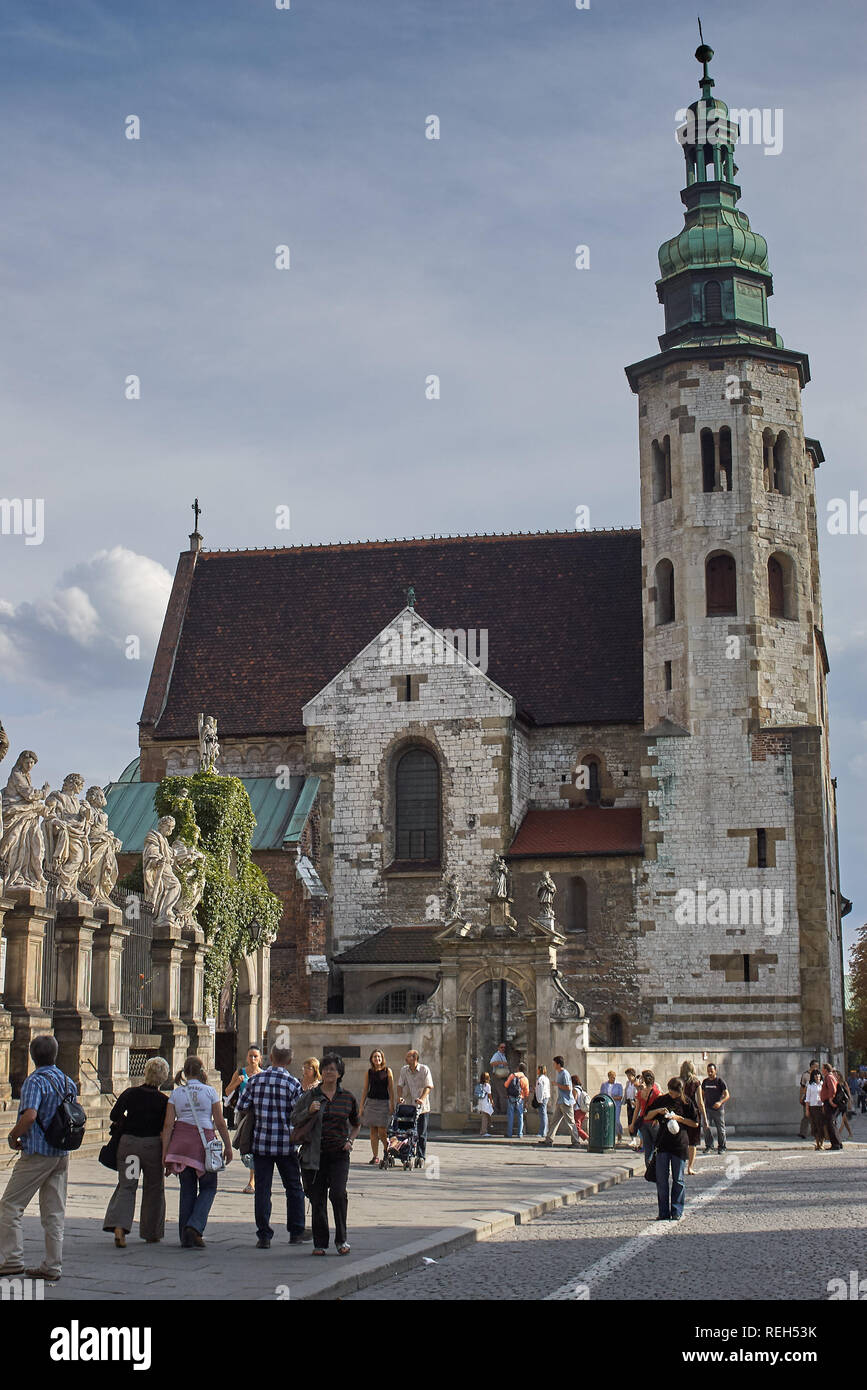 Cracovia in Polonia - Agosto 27, 2006: persone su Grodzka Street contro la Chiesa di Sant'Andrea nella città vecchia. Questa chiesa romanica edificata nel 1079-1098 Foto Stock