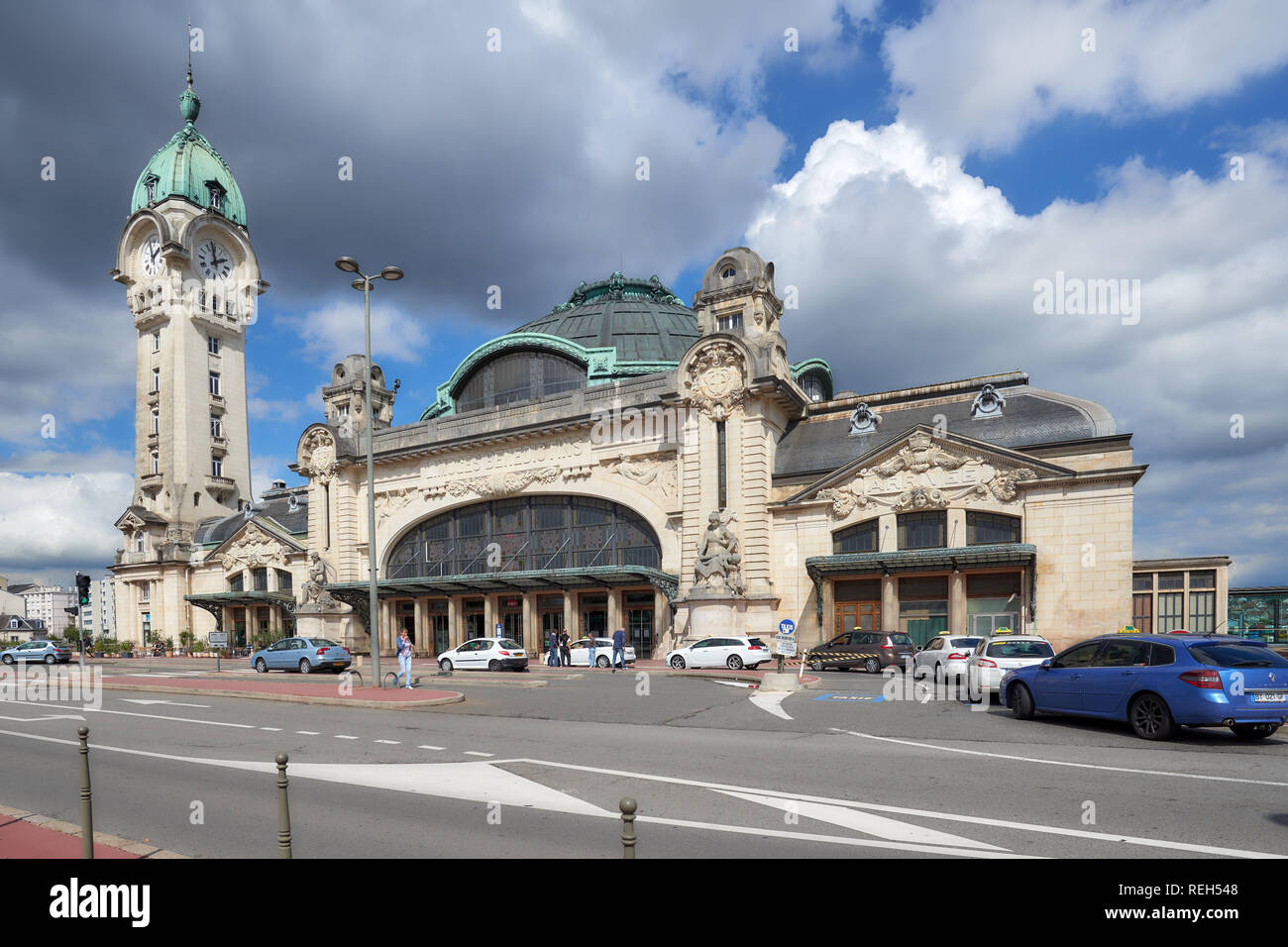 Limoges, Francia - 10 Settembre 2013: Persone a Limoges-Benedictins Stazione Ferroviaria di Limoges. Costruito nel 1929, è considerato come uno dei più beauti Foto Stock