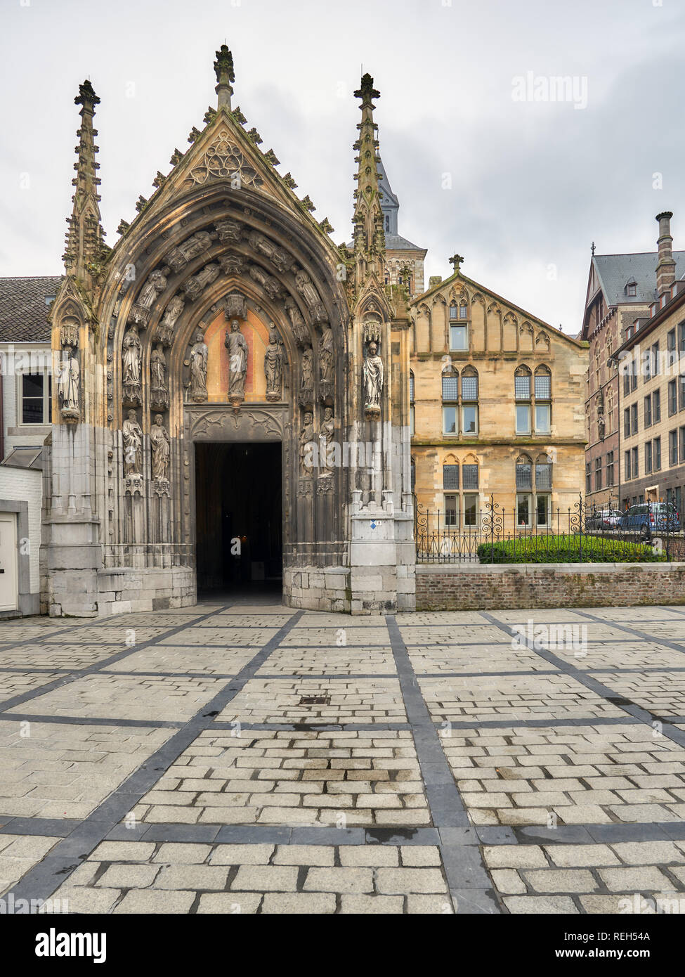 Maastricht, Paesi Bassi - 8 Settembre 2013: ingresso alla Basilica di San Servatius. La chiesa è considerato uno dei più importanti rel Foto Stock