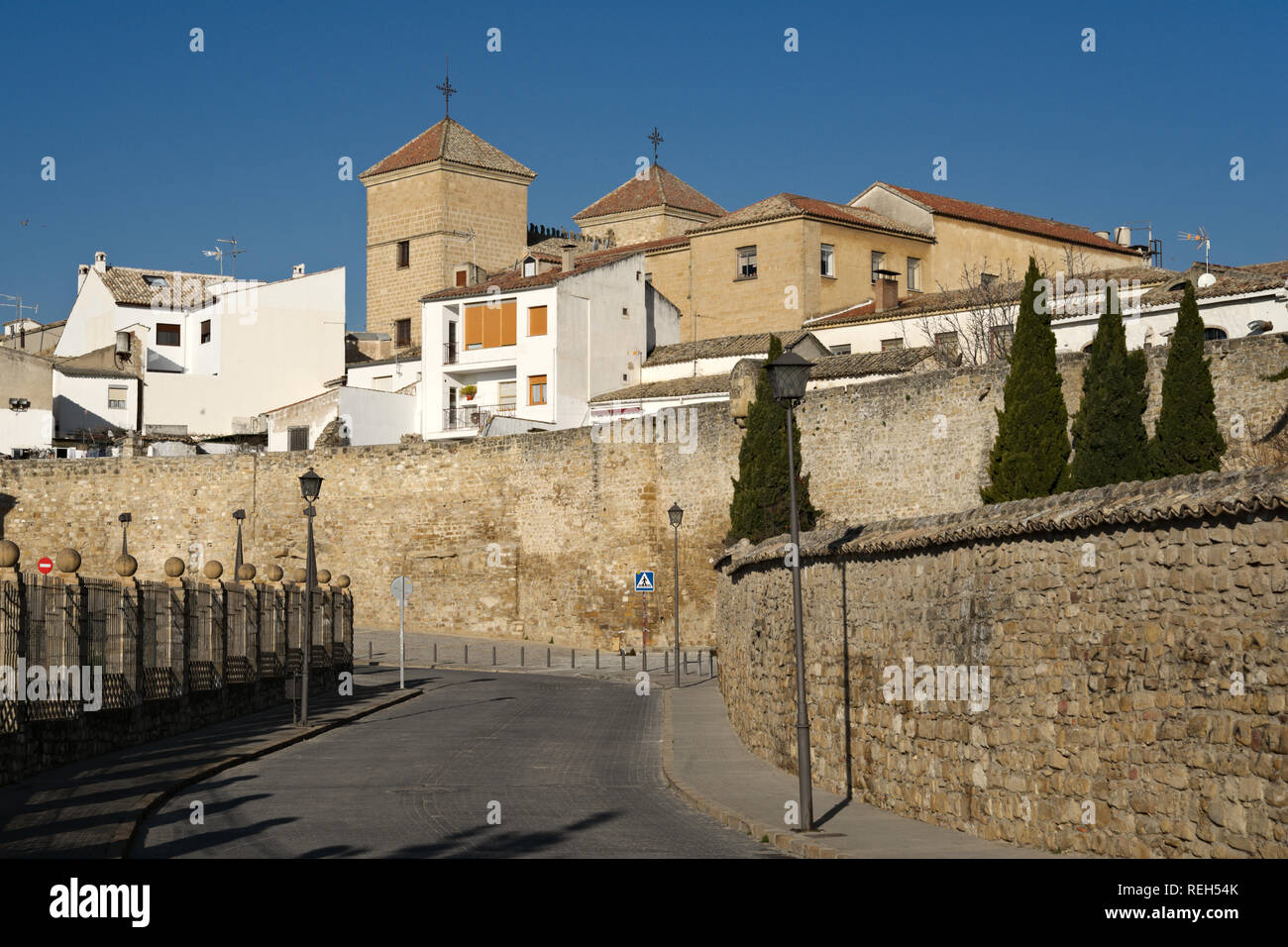 A Ubeda, Spagna - 7 Gennaio 2013: Cityscape con torri dominate della Casa de las Torres. Costruire intorno al 1520, questo monumento nazionale è attualmente la testa Foto Stock