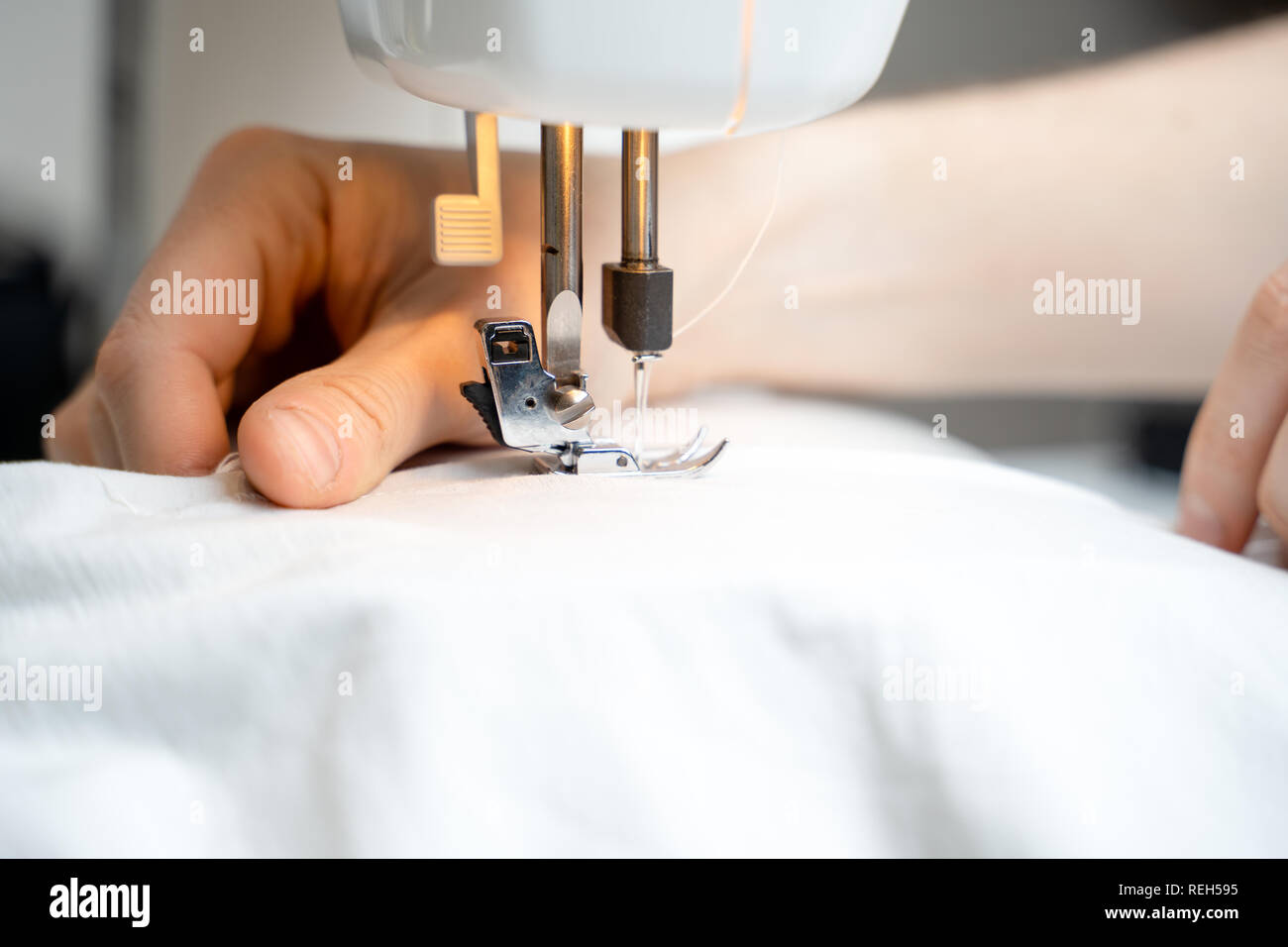 Primo piano la macchina per cucire e capo di abbigliamento Foto Stock