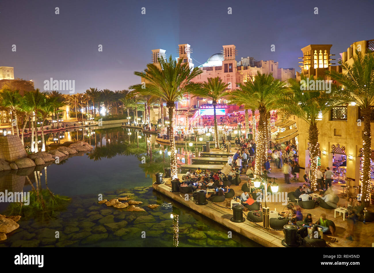 Souk Madinat Jumeirah, hotel di lusso. La vita notturna a Dubai, Emirati Arabi Uniti Foto Stock