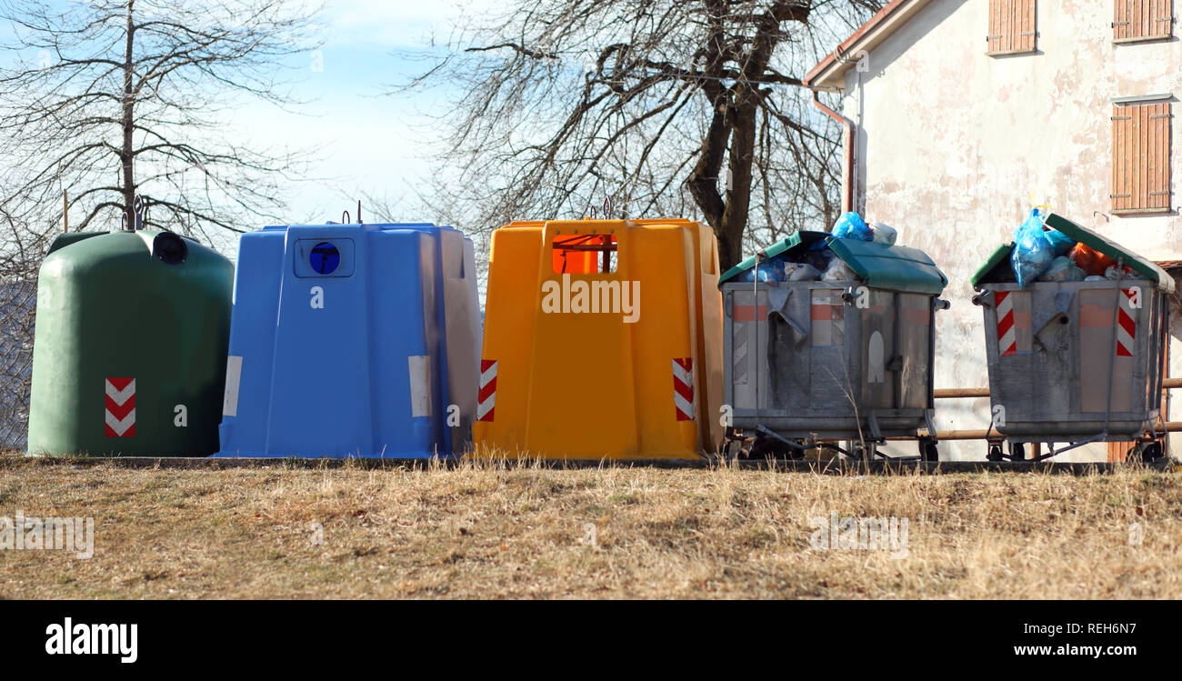 Cinque cassonetti per la raccolta di rifiuti urbani e di raccolta  differenziata dei rifiuti riciclabili Foto stock - Alamy