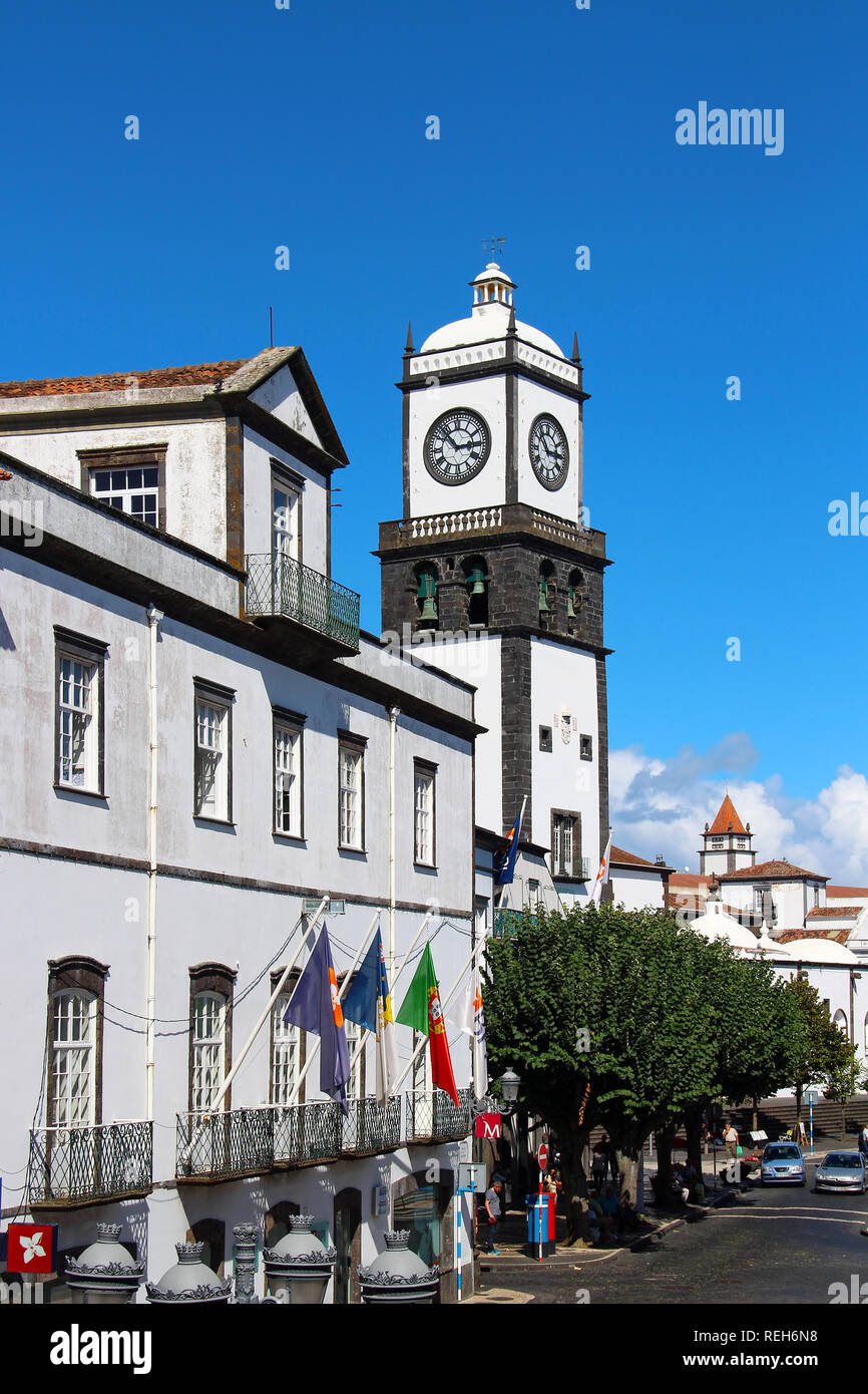 PONTA DELGADA, Azzorre, Portogallo - 29 settembre 2015: San Sebastian chiesa (Igreja Matriz de Sao Sebastiao) sulla piazza centrale di Ponta Delgada su Foto Stock