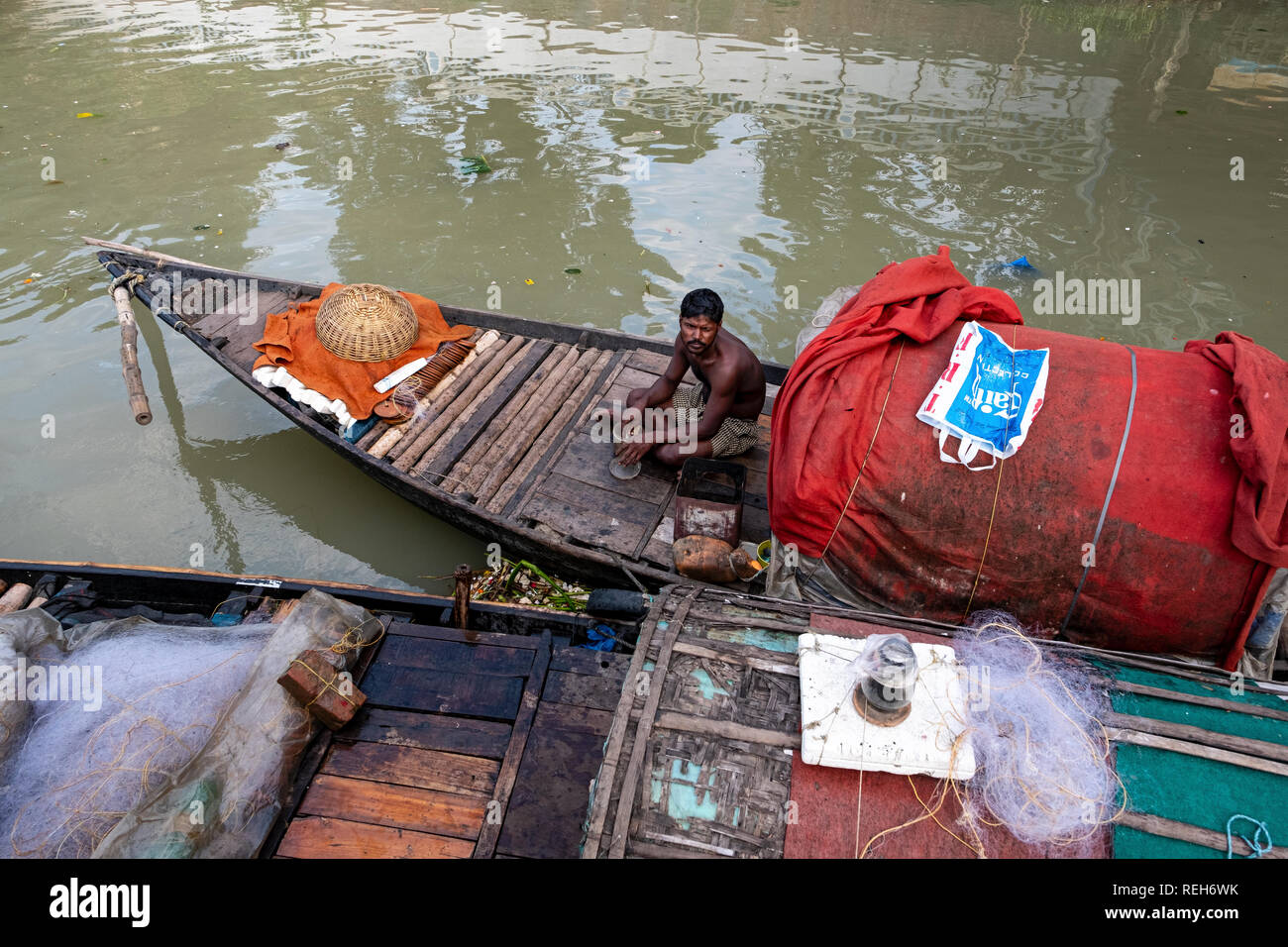 Fisherman ancorato vicino a quella di Howrah Bridge in Kolkata, India Foto Stock