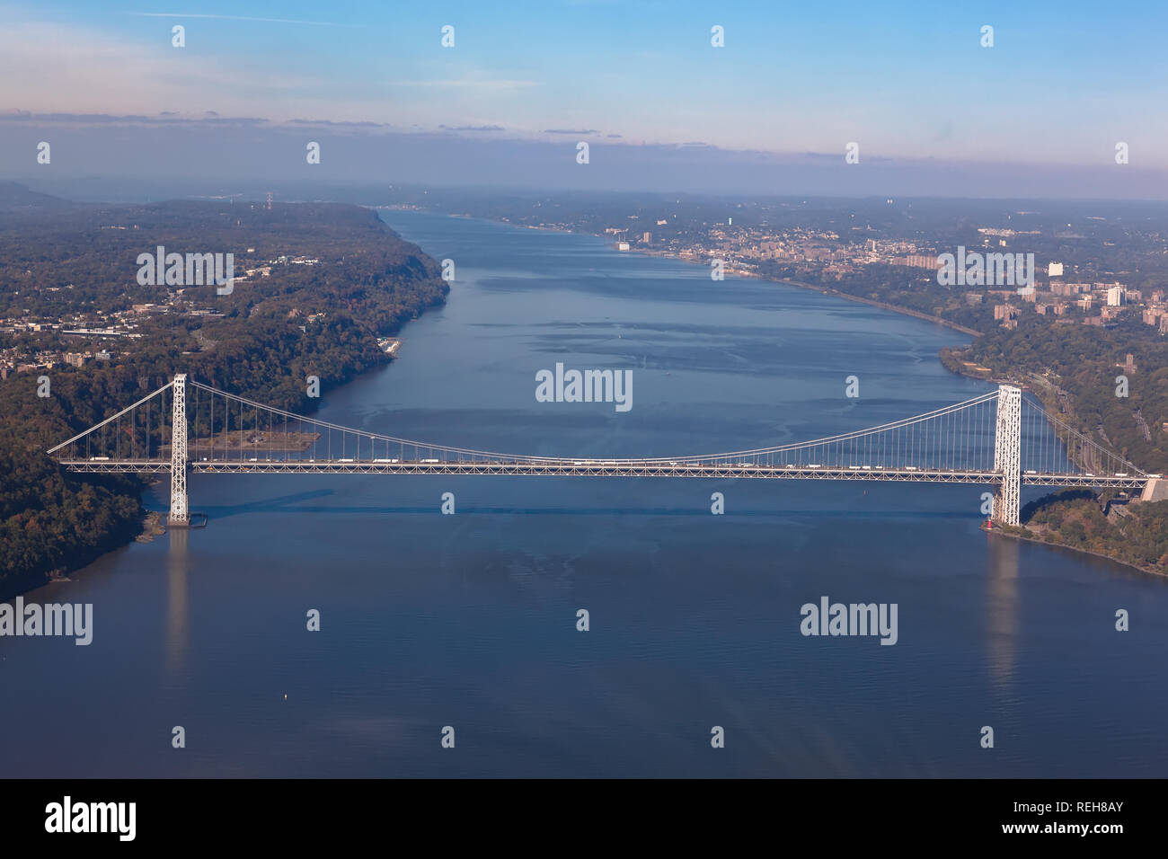 George Washington Bridge tra Manhattan e New Jersey in New York New York in Stati Uniti d'America. Antenna vista elicottero. Foto Stock