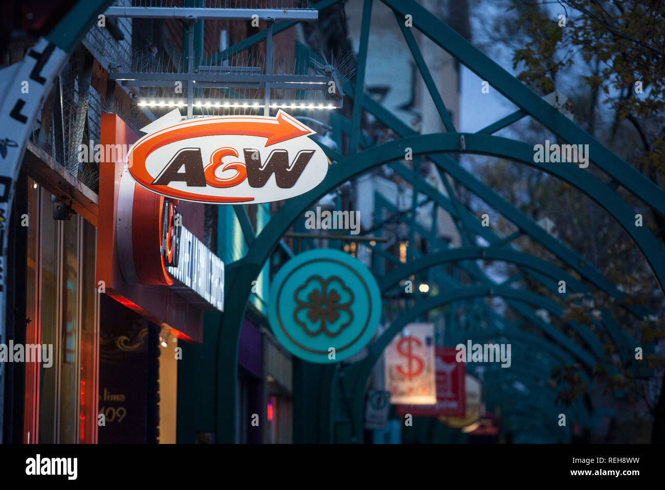 MONTREAL, Canada - 3 Novembre 2018: A&W logo sul loro principale un ristorante fast food per Montreal, Quebec. A&W è una catena americana di fast food famosa fo Foto Stock