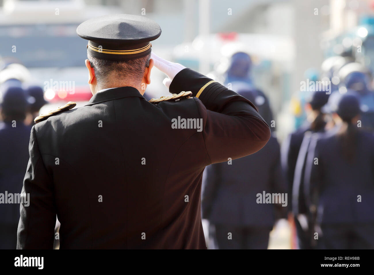Salutando giapponese degli ufficiali di polizia in una fila, cerimonia Foto Stock