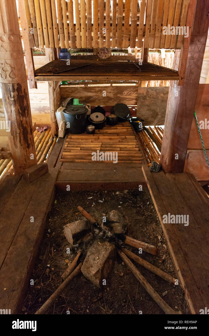 Luogo di cottura all'interno di una tradizionale casa in Tarung, un villaggio tradizionale. Questa è una nuova struttura, l'originale casa bruciata. Foto Stock