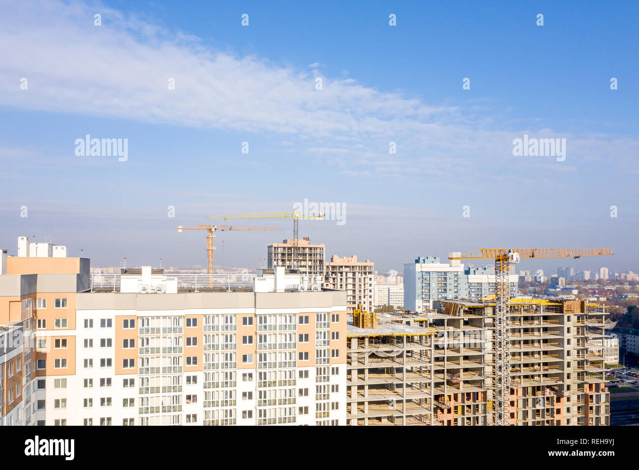 Antenna vista panoramica della città nuova zona residenziale sito in costruzione Foto Stock