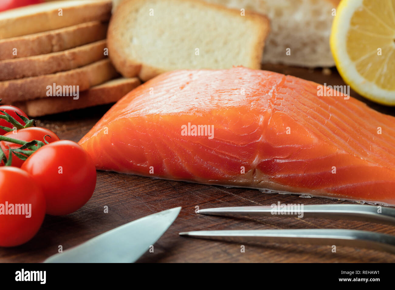 Filetto di salmone con verdure e pane Foto Stock