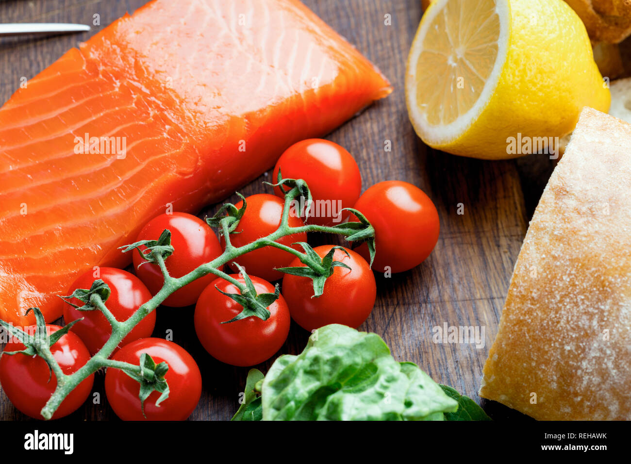 Filetto di salmone con verdure e pane Foto Stock