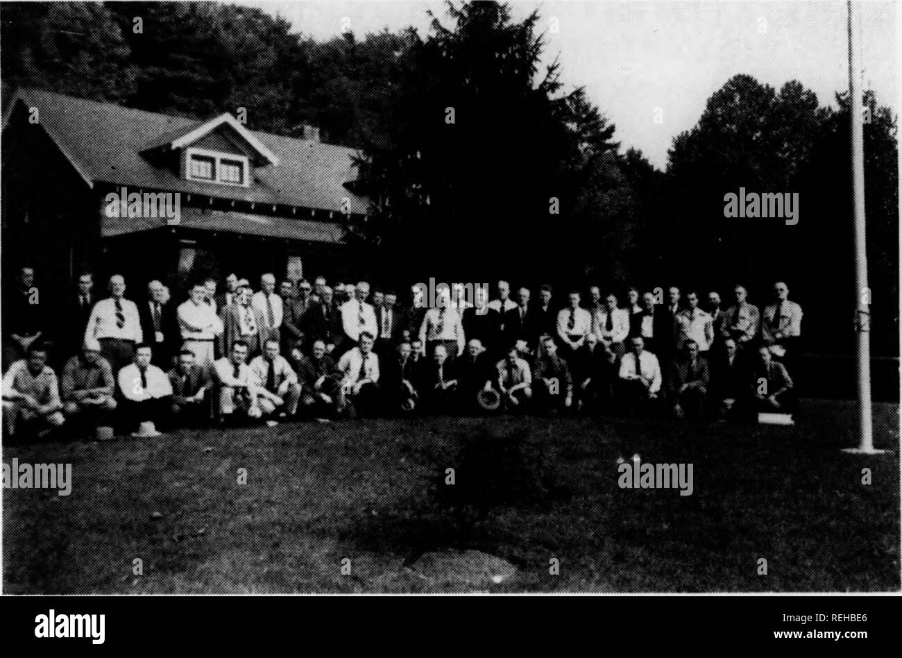 . Combinati relazione biennale per il periodo che termina il 1942/1946. In Pennsylvania Commissione di pesce; Pesca; cultura di pesce. 1. ( I. Warden Force Protection Service Il servizio di protezione della scheda è stato fortemente perturbato assortiti"; negli ultimi anni come nianv dei nostri uomini iscritti le forze armate-era impossilile per sostituire questi uomini come quelli entro la fascia di età per gli ufficiali sono stati soggetti a chiamata militare. Allo scoppio della guerra quando tanti uomini hanno offerto la loro serv- CIEM, la scheda disposte nuovamente le divisioni e i distretti con il pensiero di rendere servizio a tutte le comunità. Da re-allocat Foto Stock