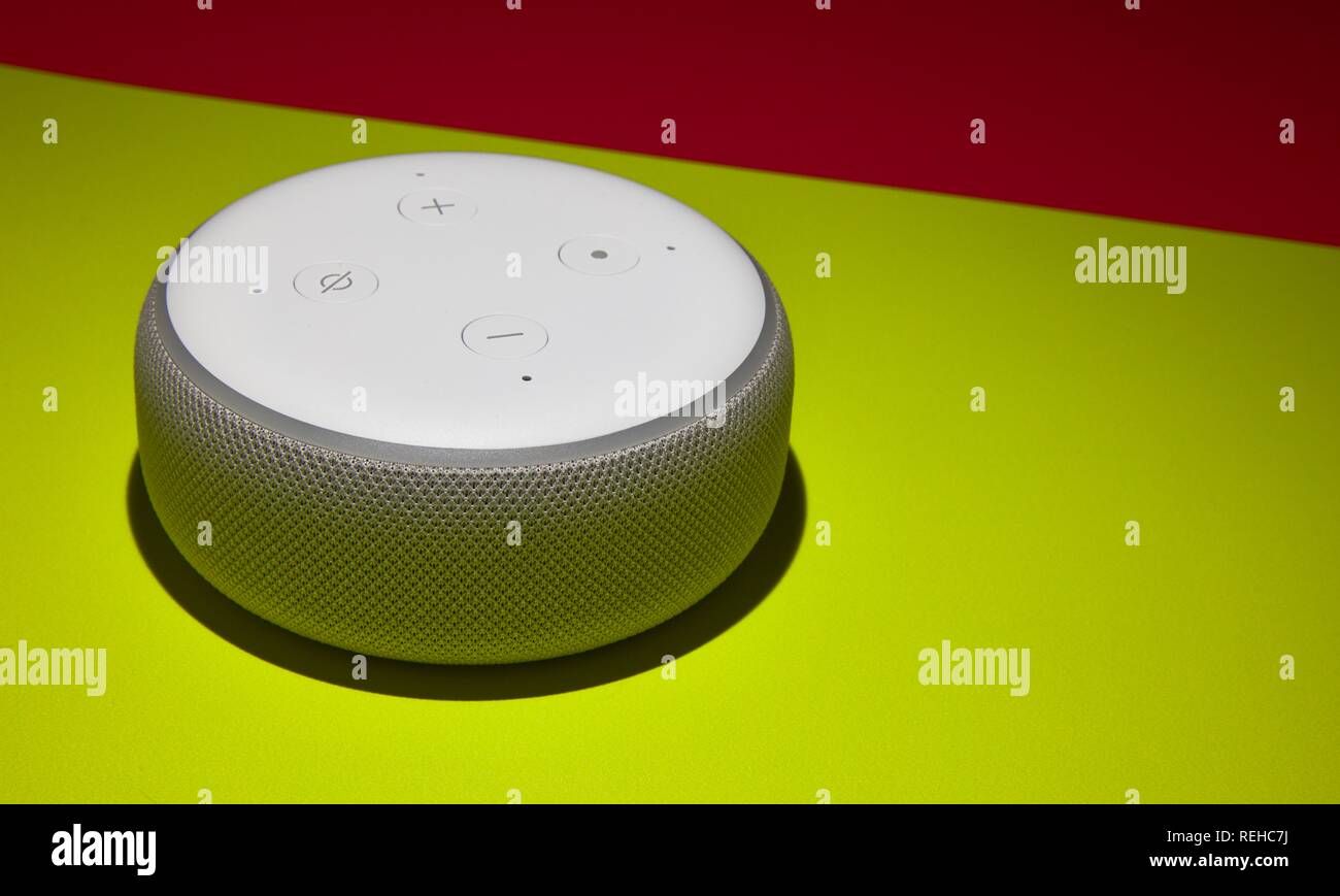 Amazon è di nuovo di terza generazione Dot Echo - Smart speaker con Alexa Foto Stock