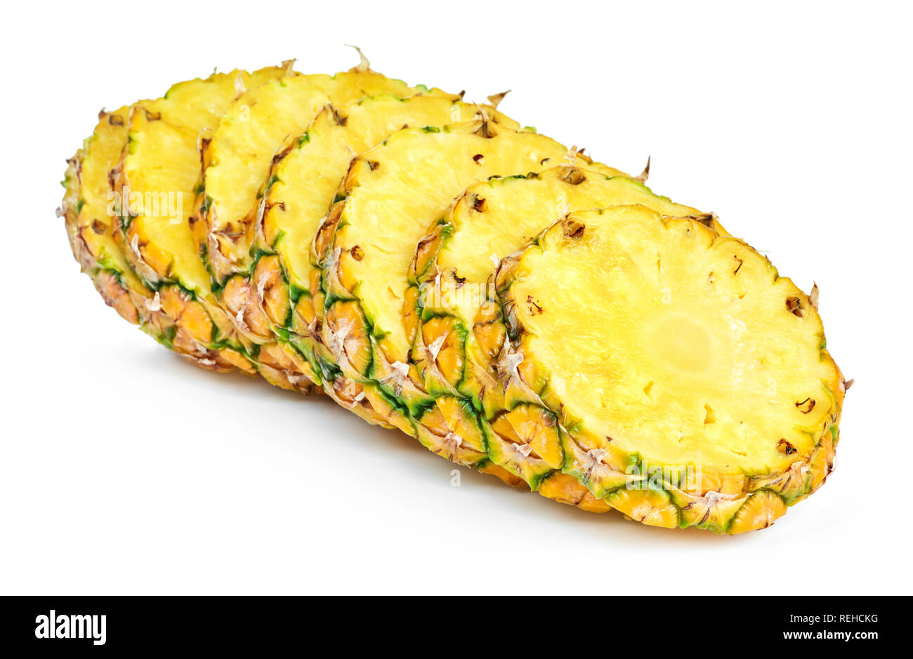 Pila di ripe di ananas a fette isolati su sfondo bianco Foto Stock