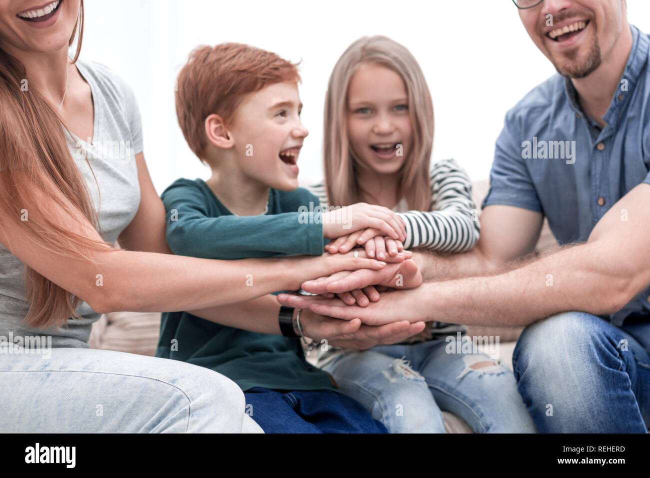 A maglia stretta famiglia mostrando la loro unità Foto Stock
